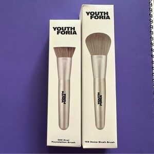 ⭐️NEW UNOPENED ⭐️
Youthforia Foundation and Blush Brush Set